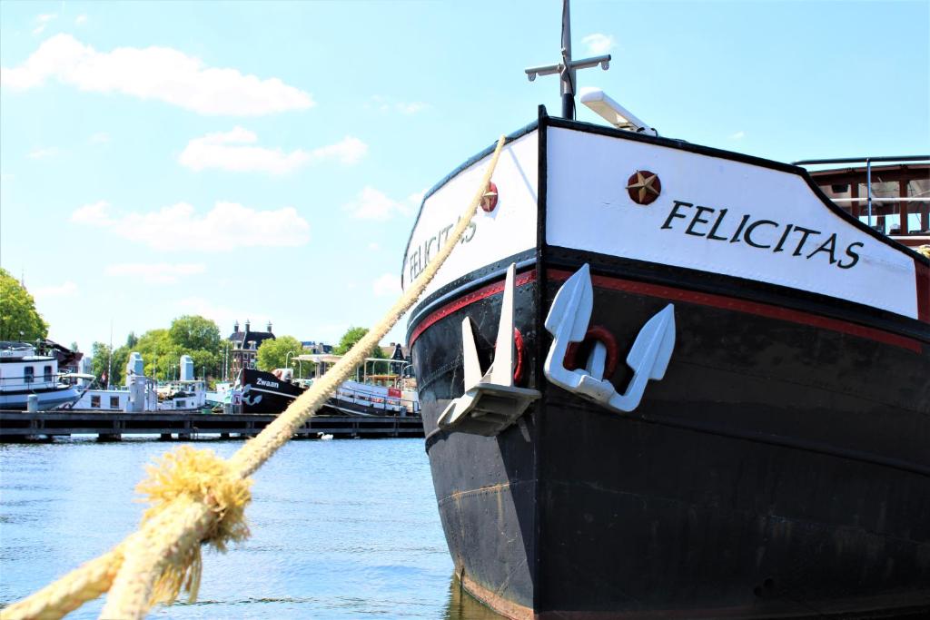 Un paisaje natural cerca del barco