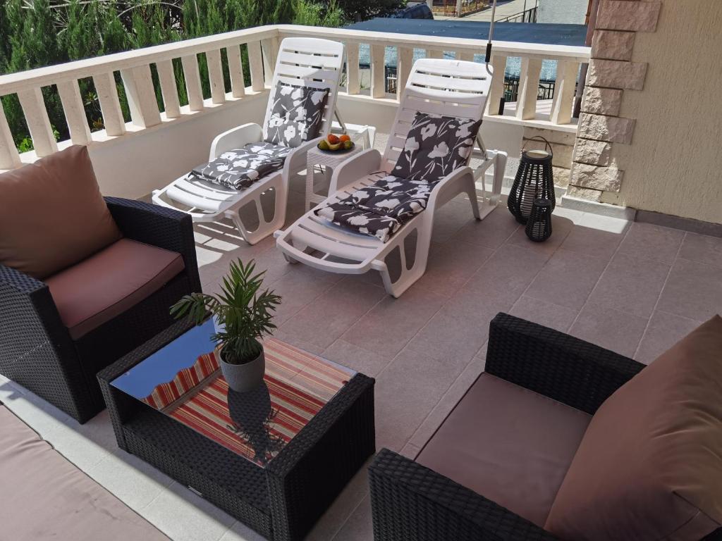 d'une terrasse avec des chaises et une table sur un balcon. dans l'établissement Azzuro, à Kaštela