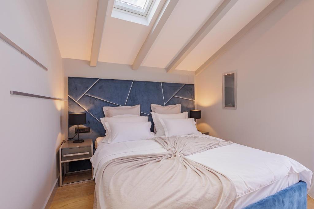 Postel nebo postele na pokoji v ubytování Heritage Rooms Split Olympic Dream