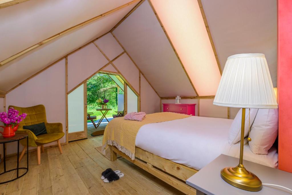 Letto o letti in una camera di Killarney Glamping at the Grove, Suites and Lodges