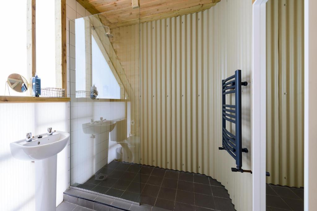 un bagno con lavandino, water e specchio di Killarney Glamping at the Grove, Suites and Lodges a Killarney