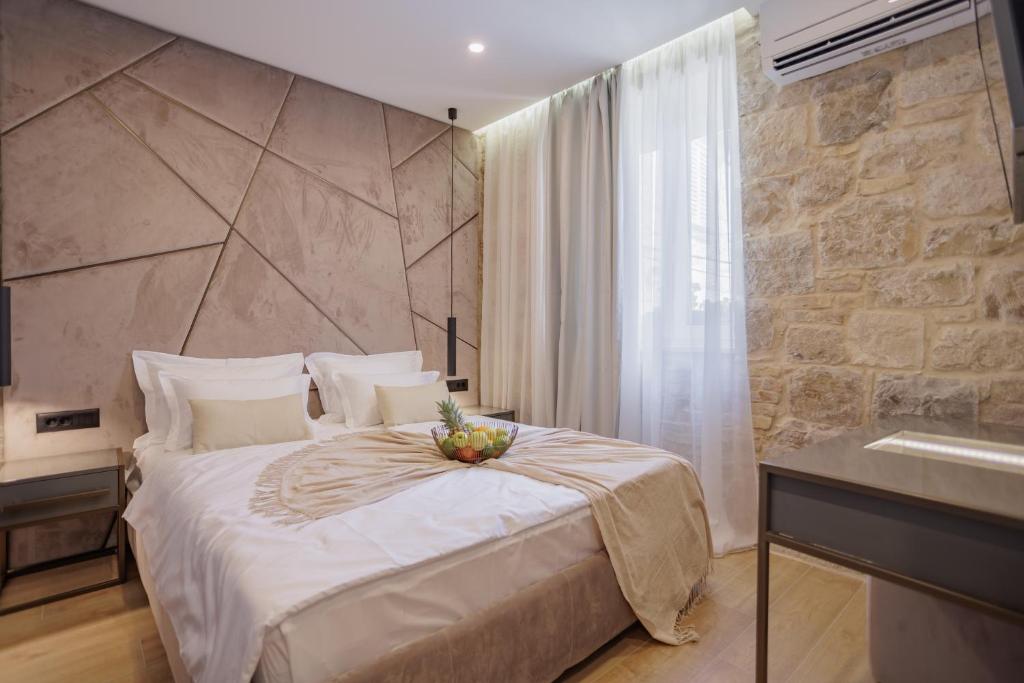 Postel nebo postele na pokoji v ubytování Heritage Rooms Split Olympic Dream