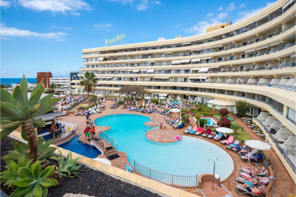 ENJOY A SUNNY APARTMENT WITH POOL NEXT TO THE SEA