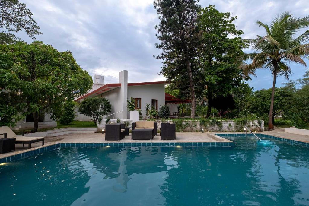 Bazen u objektu StayVista's Villaggio - Orchard Oasis with Pool, Expansive Lawn, Patio & Indoor Activities ili u blizini
