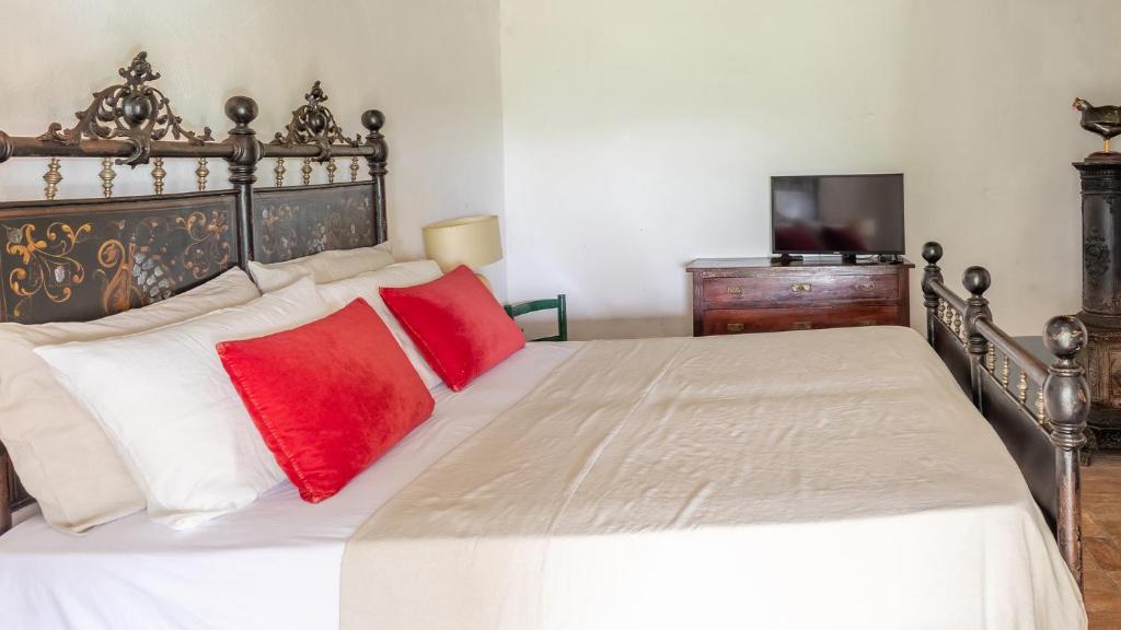 A bed or beds in a room at Tenuta Colle Sala - Country House & Suite "The Villa"