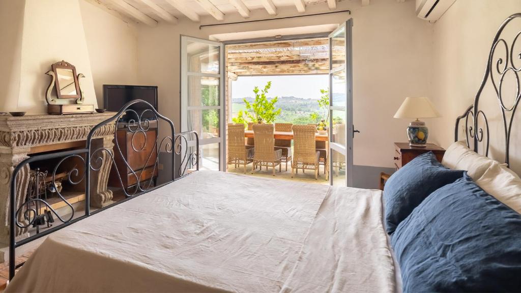 A bed or beds in a room at Tenuta Colle Sala - Country House & Suite "The Villa"