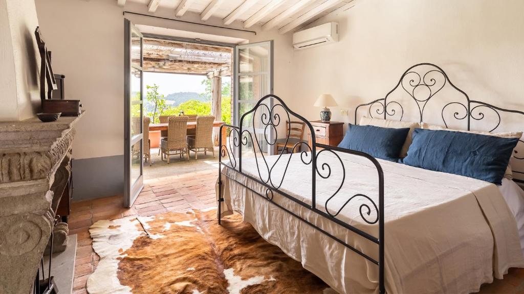 A bed or beds in a room at Tenuta Colle Sala - Country House & Suite "The Villa"