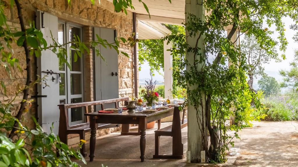 A garden outside Tenuta Colle Sala - Country House & Suite "The Villa"