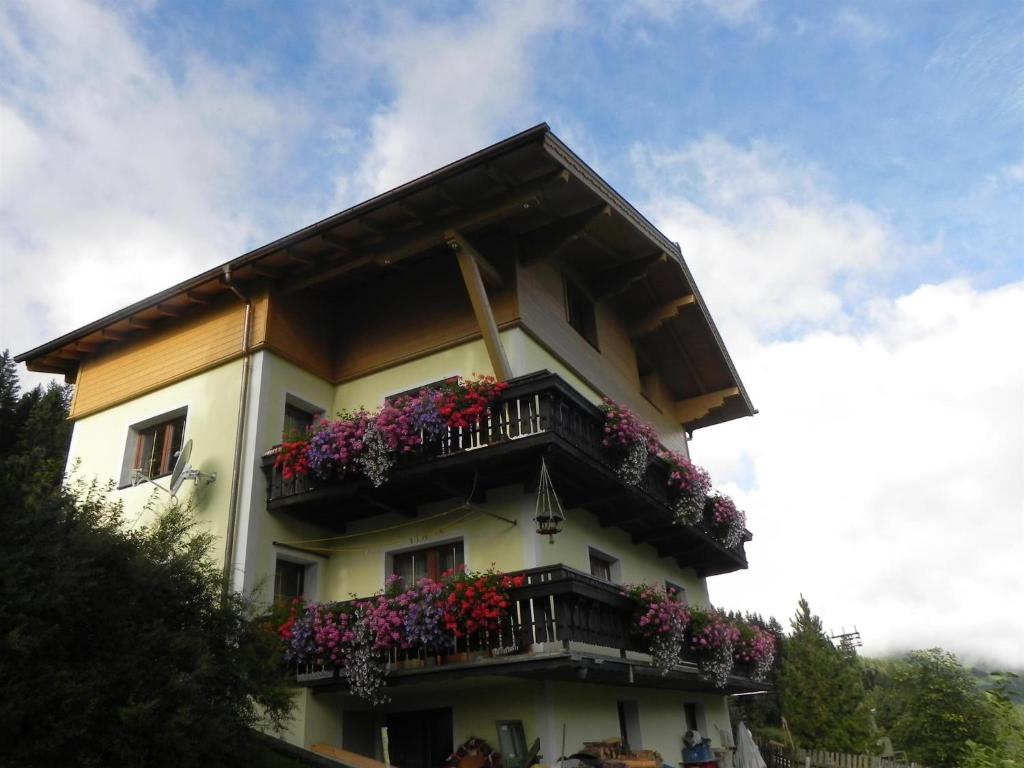 een gebouw met bloembakken op de balkons bij Ferienwohnung Oberrauter in Bad Gastein