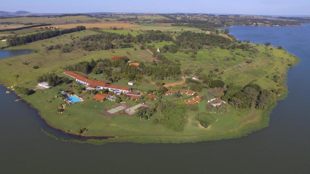 una vista aérea de una isla en el agua en Hotel Península en Avaré