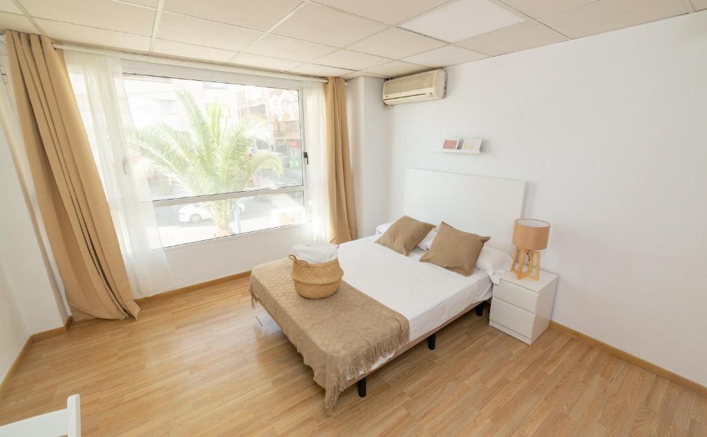 1 dormitorio con cama y ventana grande en Old Town La Estación, en Alicante