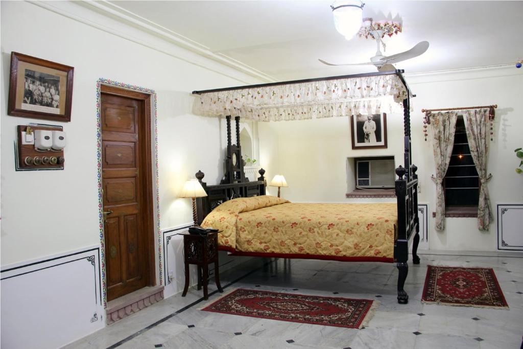Postel nebo postele na pokoji v ubytování Hotel Pushkar Palace