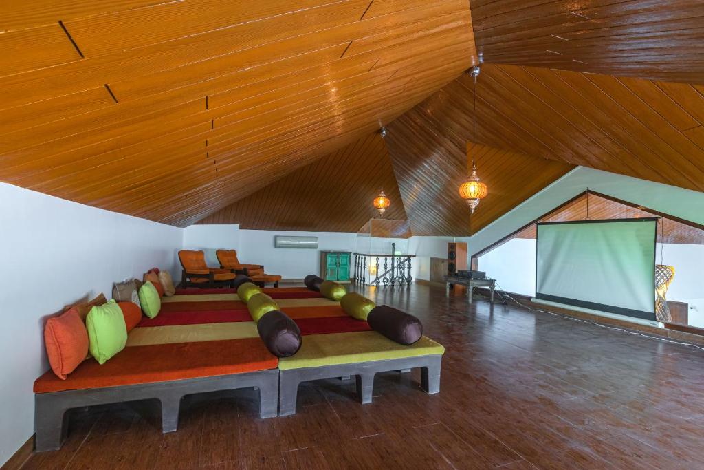 Fotografie z fotogalerie ubytování Saffronstays Casa Del Palms, Alibaug - luxury pool villa with chic interiors, alfresco dining and island bar v destinaci Alibag