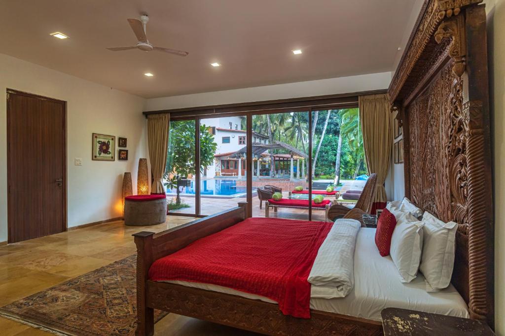 Bazén v ubytování Saffronstays Casa Del Palms, Alibaug - luxury pool villa with chic interiors, alfresco dining and island bar nebo v jeho okolí