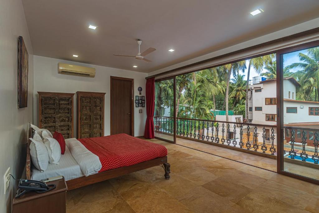 Balkón nebo terasa v ubytování Saffronstays Casa Del Palms, Alibaug - luxury pool villa with chic interiors, alfresco dining and island bar