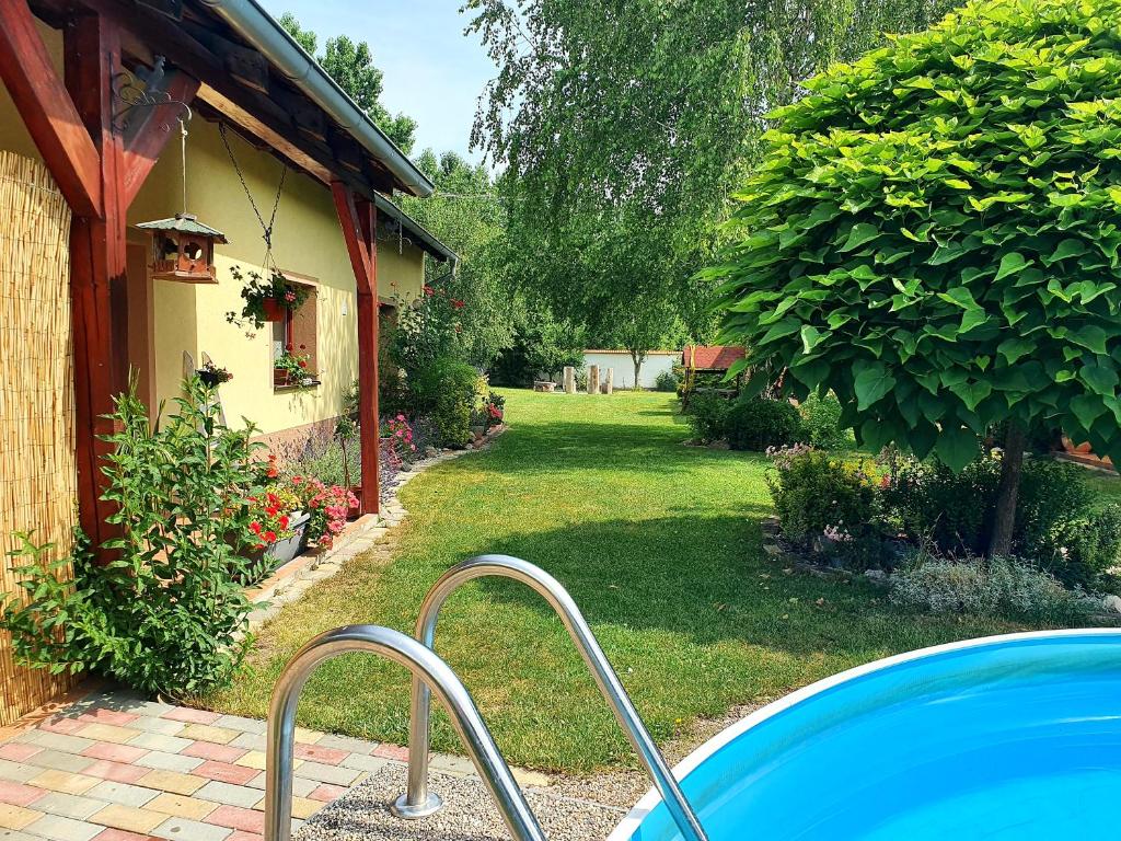 Bazén v ubytování Ubytování U Špačků Pálava nebo v jeho okolí