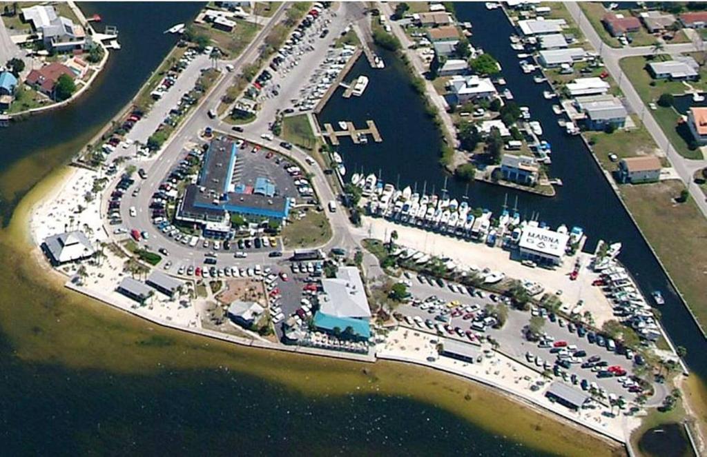 een luchtzicht op een parkeerplaats naast het water bij Inn on the Gulf in Hudson