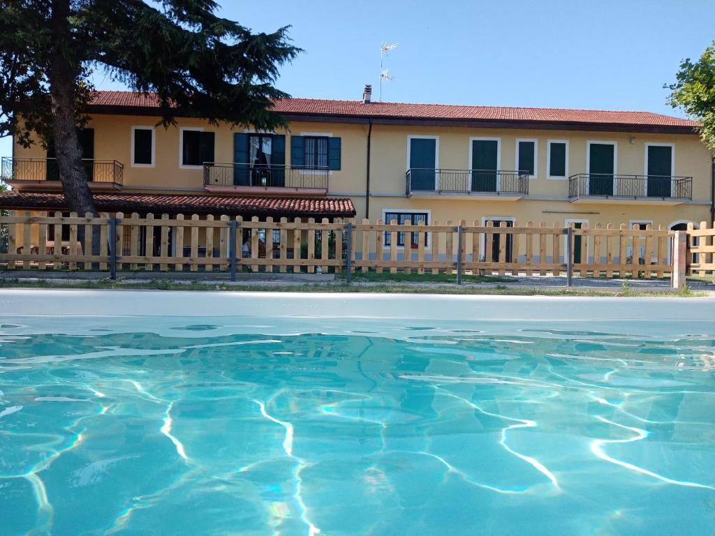 een zwembad met water voor een gebouw bij Cascina Pelizza in Casale Monferrato