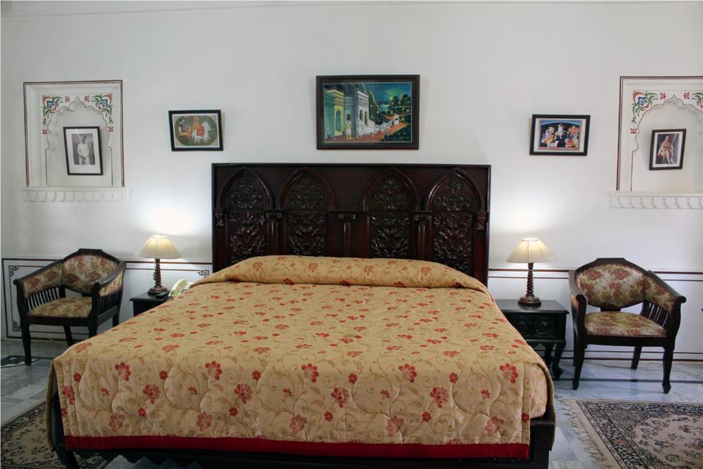 Postel nebo postele na pokoji v ubytování Hotel Pushkar Palace