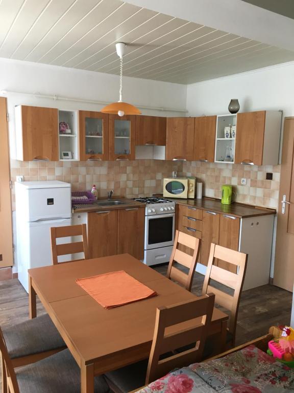 Kuchyň nebo kuchyňský kout v ubytování Chalupa a apartmány Morajda