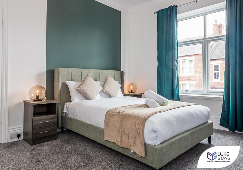 Un dormitorio con una cama con paredes azules y una ventana en Luke Stays - Kitchener Street en Sheriff Hill