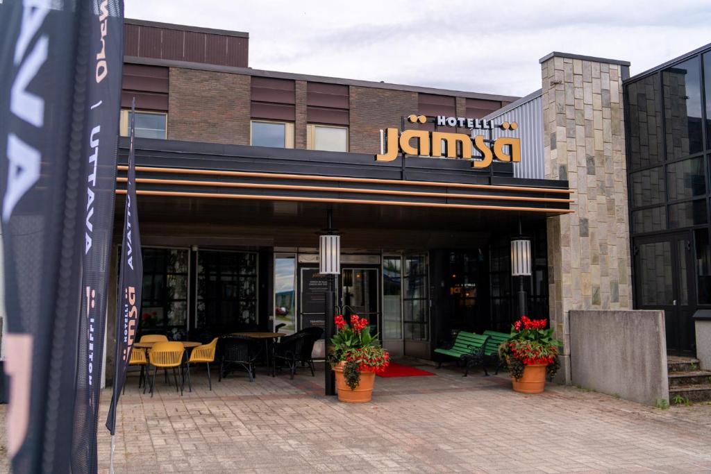 ein Restaurant mit Tischen und Stühlen vor einem Gebäude in der Unterkunft Hotelli Jämsä in Jämsä