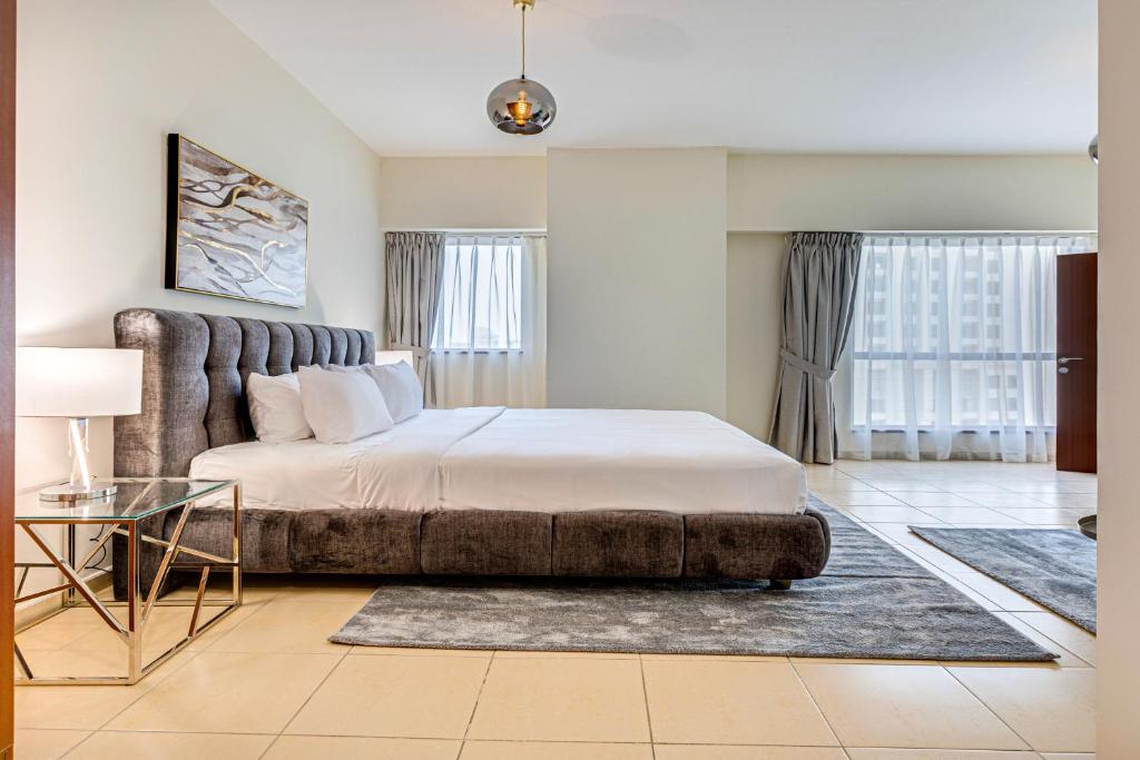 Postel nebo postele na pokoji v ubytování Wonderful apartment near The Beach Sadaf JBR