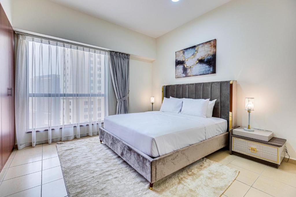 Postel nebo postele na pokoji v ubytování Wonderful apartment near The Beach Sadaf JBR
