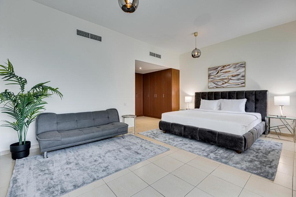 Postel nebo postele na pokoji v ubytování Wonderful apartment near The Beach Sadaf JBR
