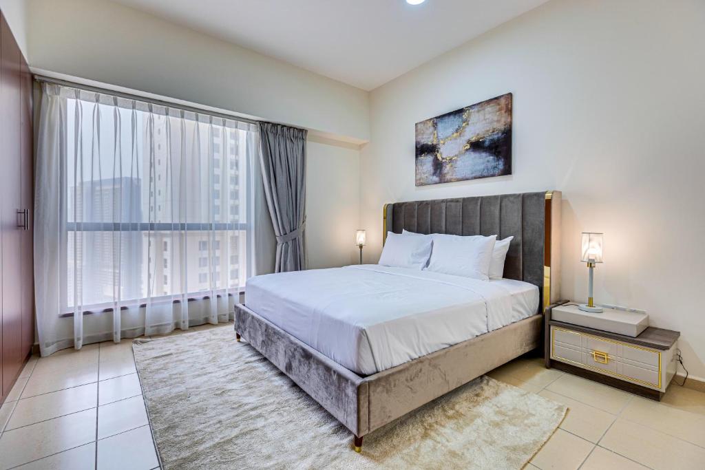 Postel nebo postele na pokoji v ubytování Wonderful apartment near The Beach Sadaf JBR