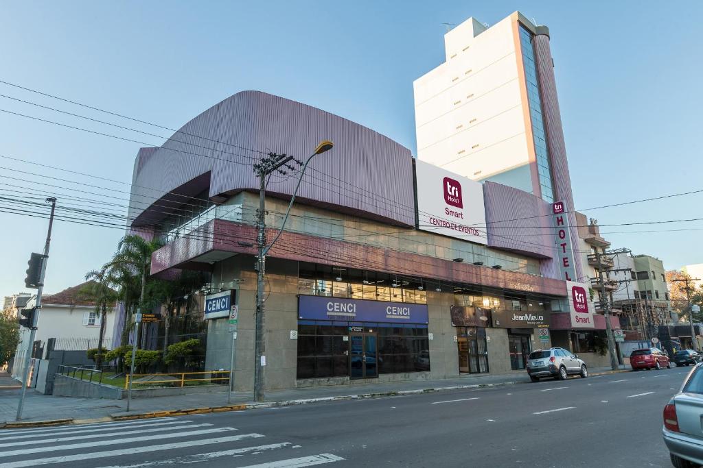 um edifício ao lado de uma rua em Tri Hotel Smart Caxias em Caxias do Sul