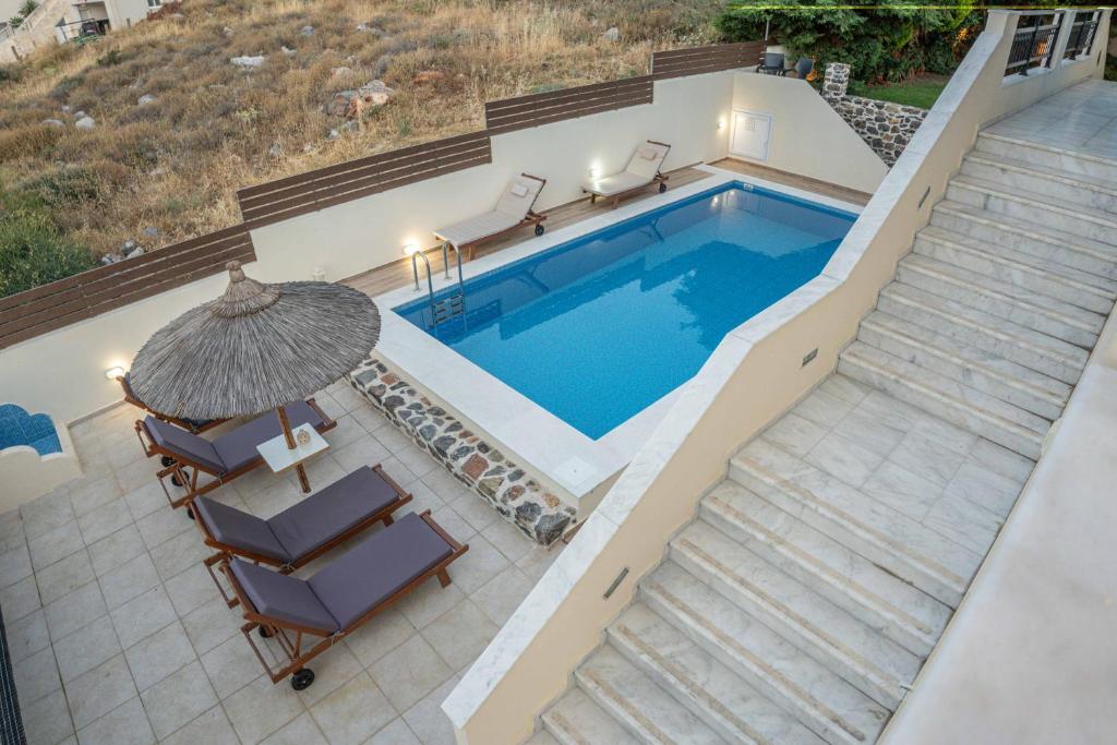 Bazén v ubytovaní Villa "A casa d' Irene"- Seaview Villa with private pool alebo v jeho blízkosti