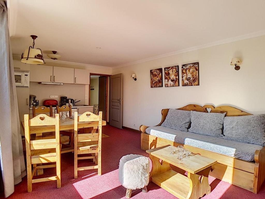 a living room with a couch and a table at Appartement Les Menuires, 2 pièces, 4 personnes - FR-1-344-145 in Les Menuires