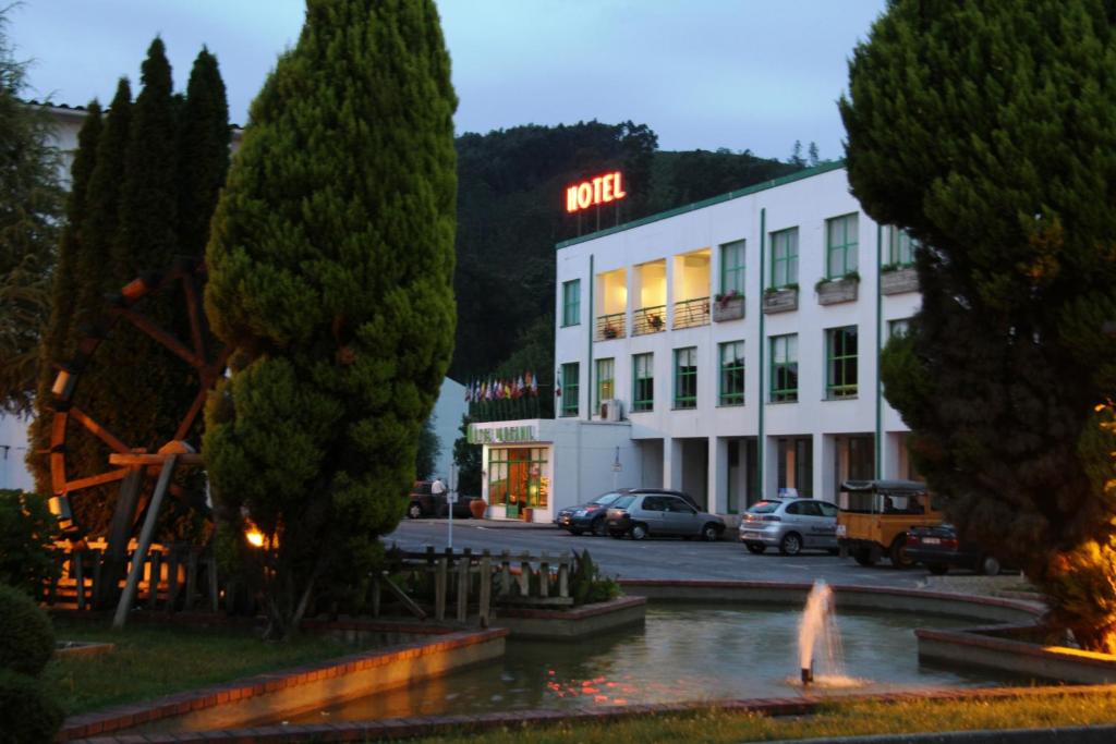 a hotel with a fountain in front of a building at Hotel de Arganil in Arganil