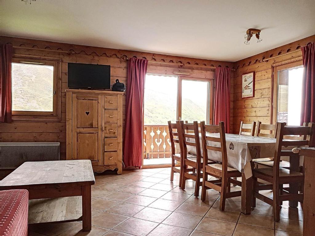 a dining room with a table and chairs and a television at Appartement Les Menuires, 4 pièces, 6 personnes - FR-1-344-453 in Les Menuires