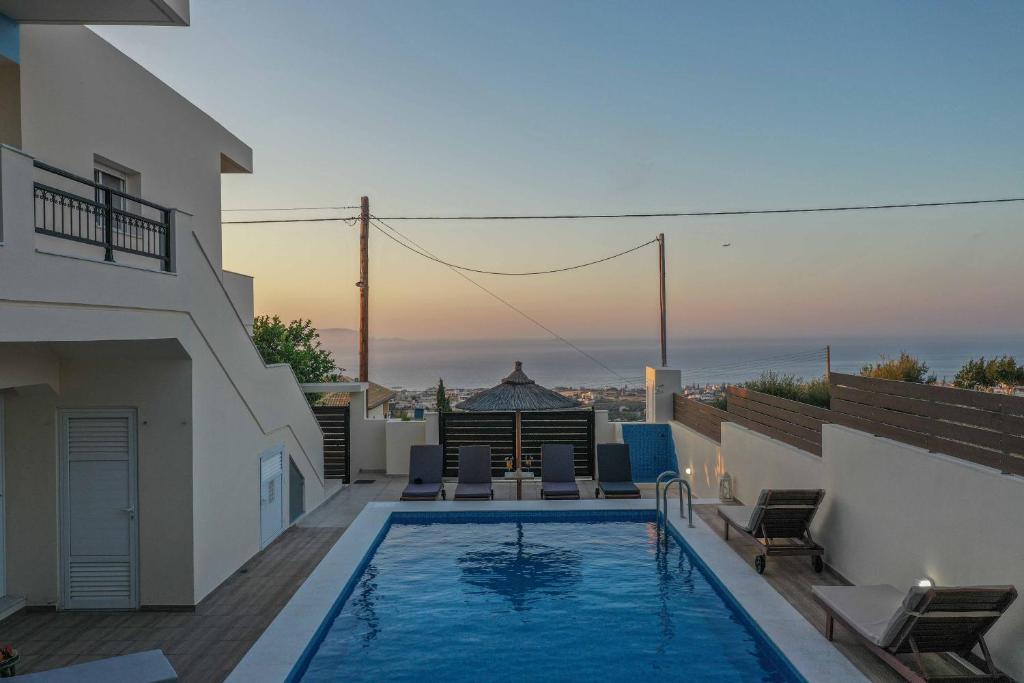Bazén v ubytovaní Villa "A casa d' Irene"- Seaview Villa with private pool alebo v jeho blízkosti