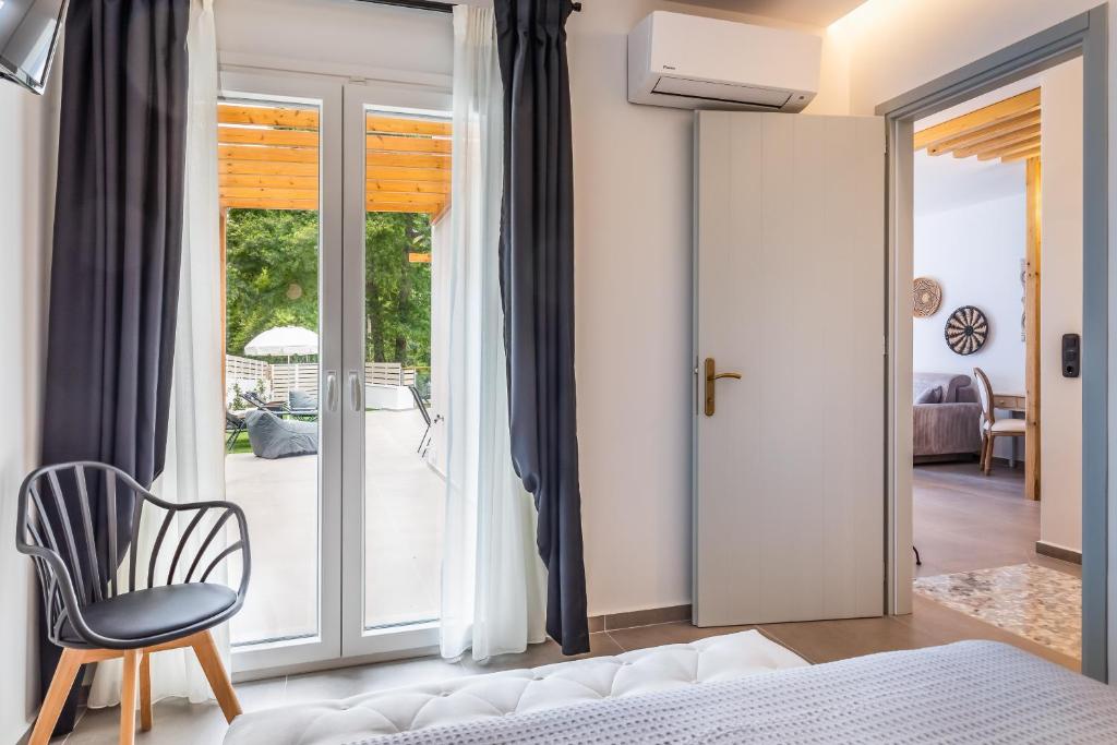 Postel nebo postele na pokoji v ubytování AGNONTAS LUXURY VILLAS