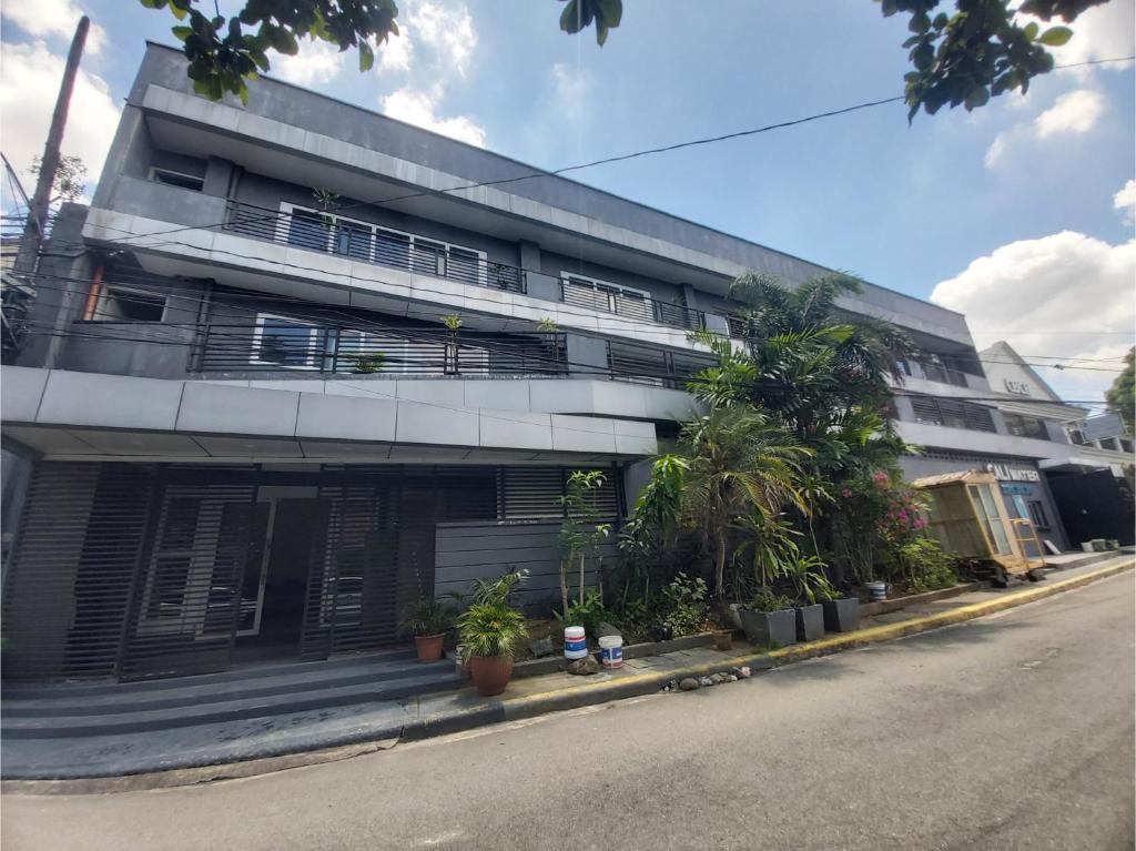 un edificio de apartamentos al lado de una calle en OYO 881 Nest Suites, en Manila