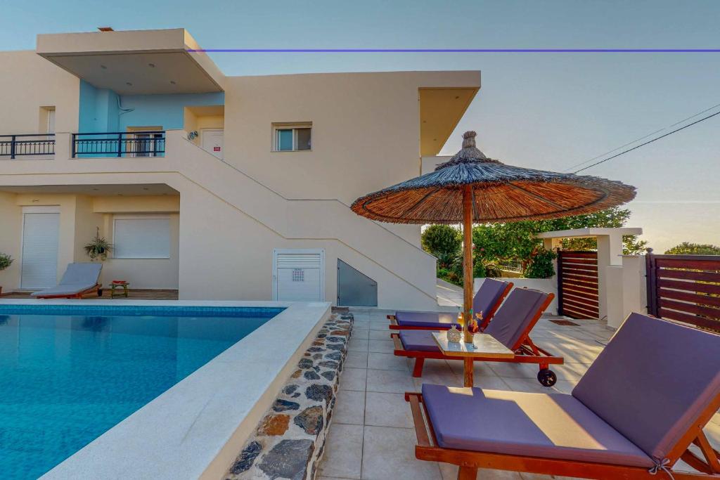 Bazén v ubytovaní Villa "A casa d' Irene"- Seaview Villa with private pool alebo v jeho blízkosti