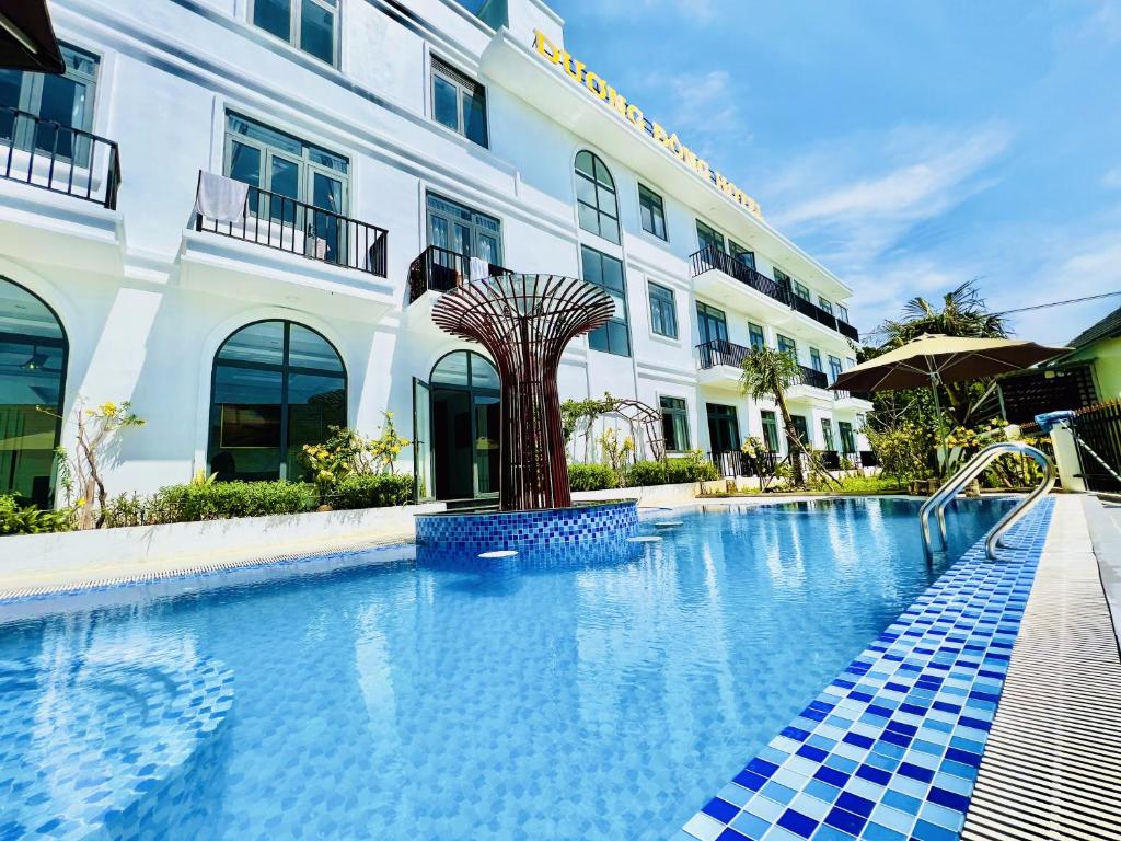 een zwembad voor een gebouw bij Dương Đông Hotel in Phu Quoc