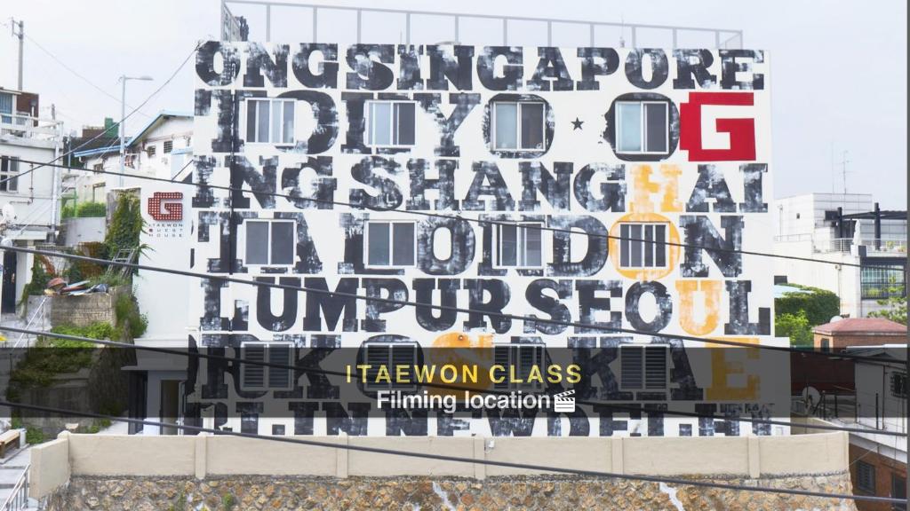 un grand panneau sur le côté d'un bâtiment dans l'établissement G Guesthouse Itaewon In Seoul, à Séoul