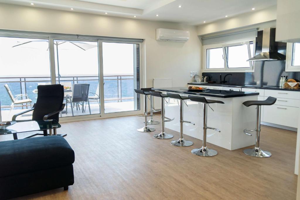 Kuchnia lub aneks kuchenny w obiekcie Blue Dreams - Spectacular Sea View Apartment in Athens