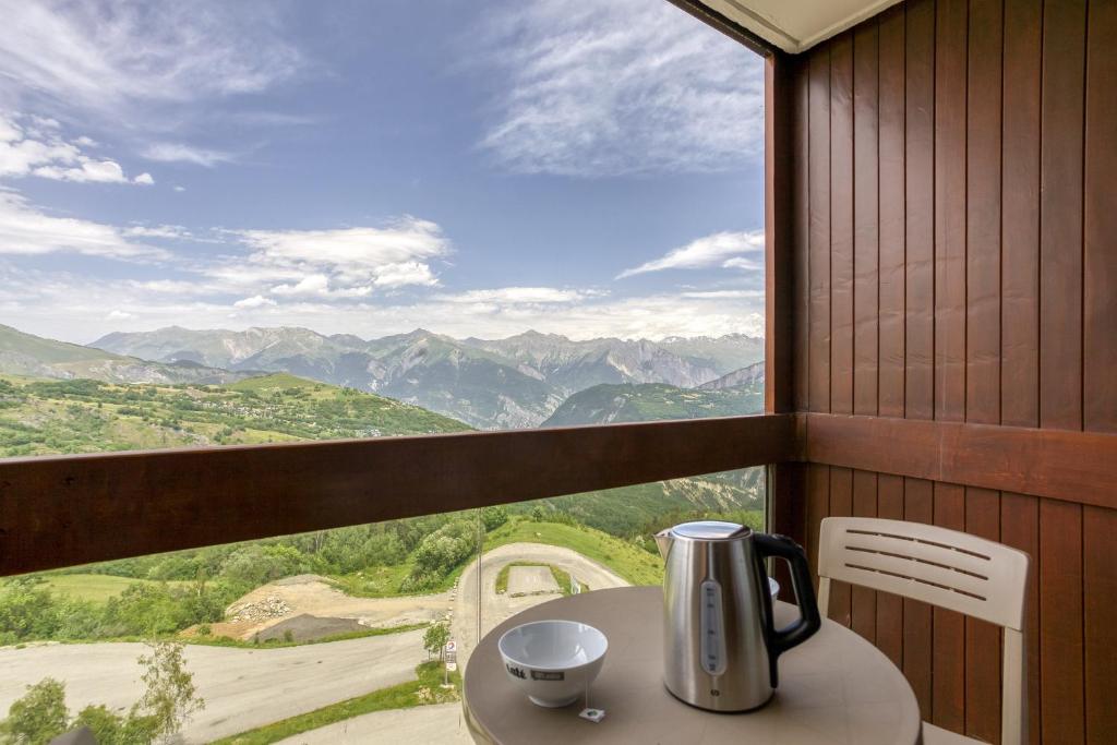 a tea kettle on a table in a room with a view at Pégase Phénix in Le Corbier