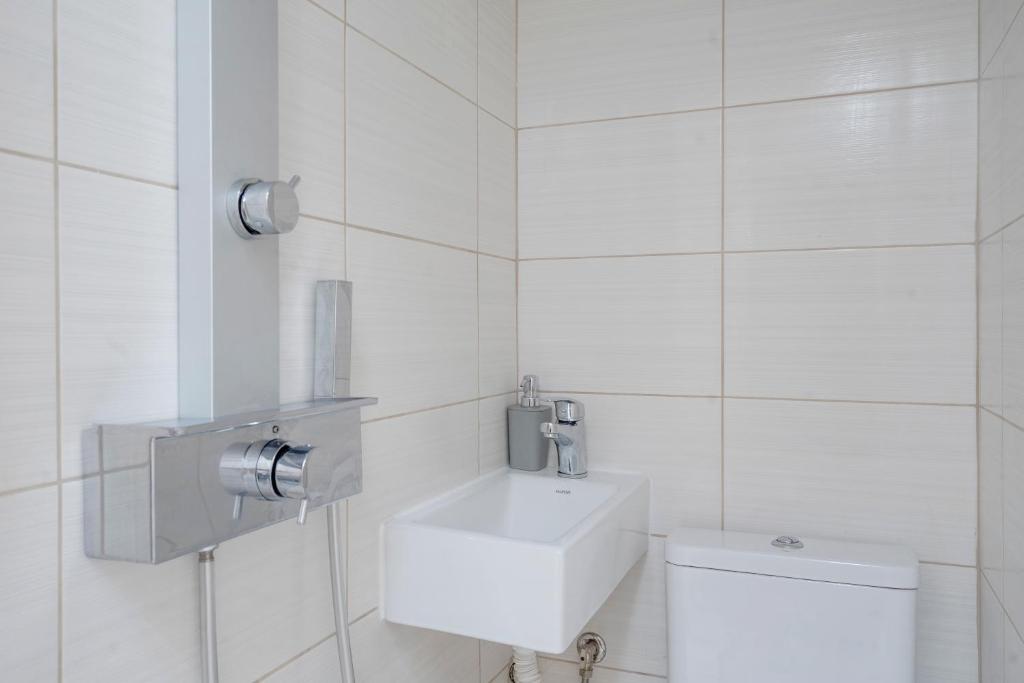 A bathroom at Penthouse in the heart of Athens / Koukaki area