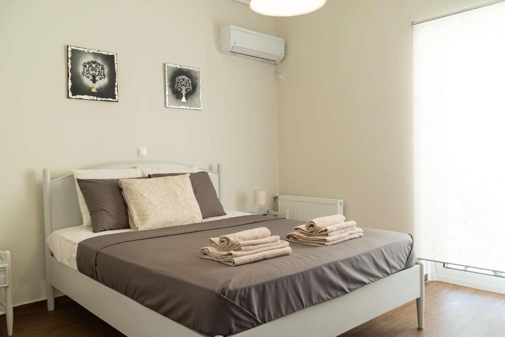 Łóżko lub łóżka w pokoju w obiekcie Blue Dreams - Spectacular Sea View Apartment in Athens