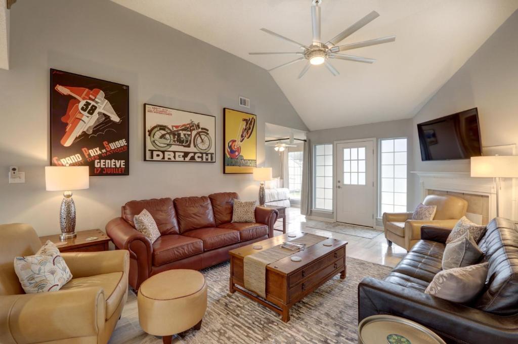 sala de estar con muebles de cuero y ventilador de techo en Pooler Travelers Retreat V - Entire House - en Savannah