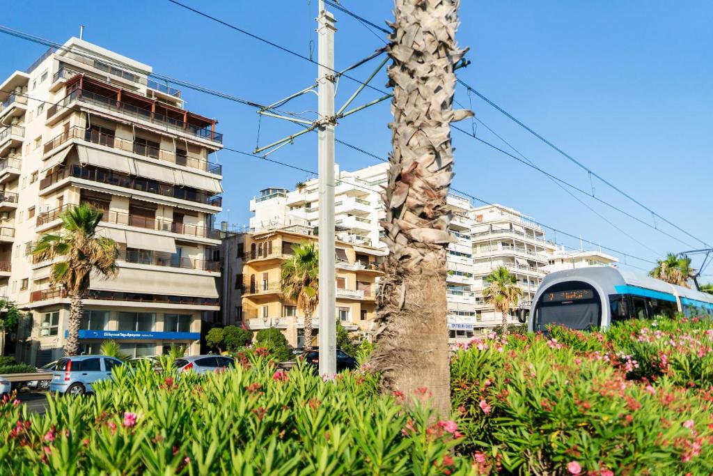 Ogród w obiekcie Blue Dreams - Spectacular Sea View Apartment in Athens