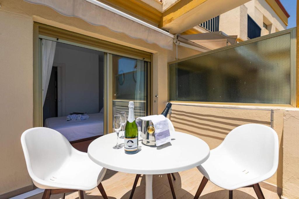 - Balcón con mesa blanca y 2 sillas blancas en Apartamento La Golondrina, en Marbella