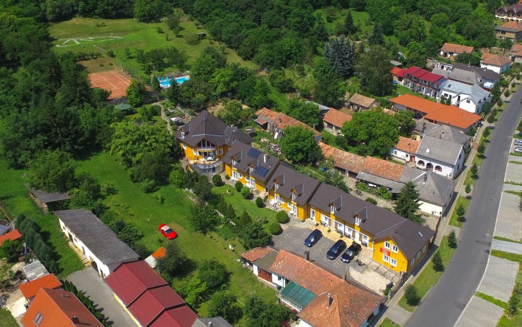 een luchtzicht op een huis met een tuin bij Appartementhaus 5. Jahreszeit in Hévíz