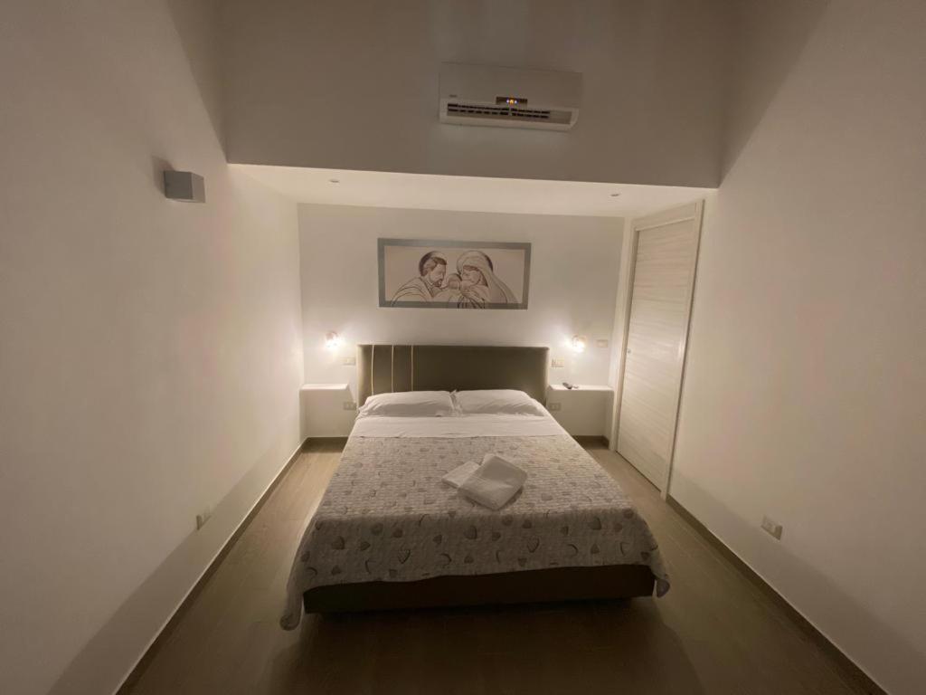 1 dormitorio con 1 cama en una habitación blanca en Villa Vera Tropea - free parking, en Tropea